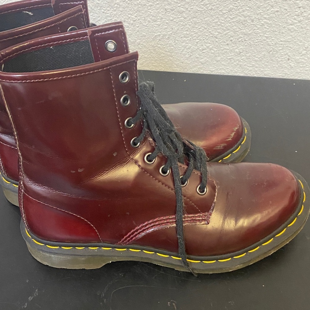 Dr. Martens 1460 Vegan 8-Eye boot in the Cherry Red Cambridge Rub Off color - Picture 4 of 5